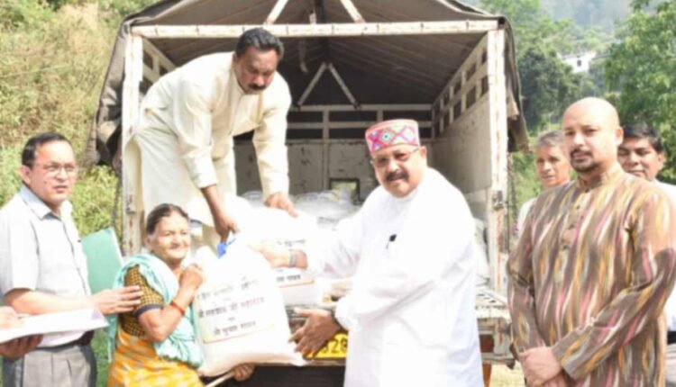 मंत्री सतपाल महाराज ने बांटी राहत सामग्री