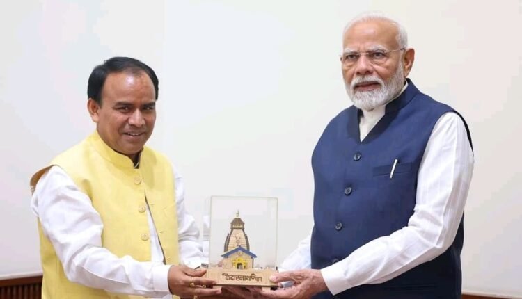 पीएम-मोदी-से-मिले-डॉ-धन-सिंह-रावत