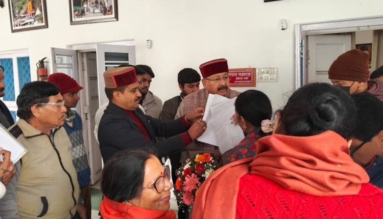 महाराज ने जनसमस्याओं के निराकरण के अधिकारियों को दिए निर्देश